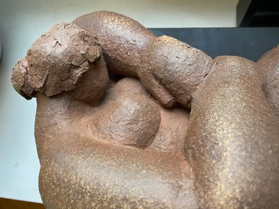 Scultura in terracotta. Nudo femminile reclinato. Scuola francese del XX secolo.