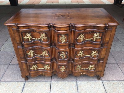 Une commode à portes du XVIIIe siècle