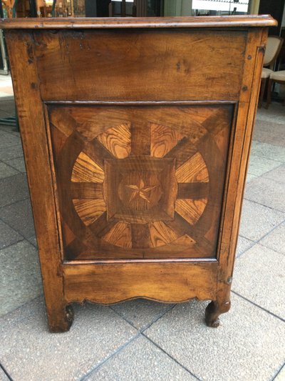 Une commode à portes du XVIIIe siècle