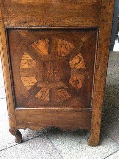 Une commode à portes du XVIIIe siècle