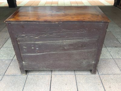 Une commode à portes du XVIIIe siècle