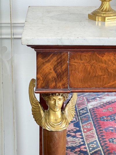 CONSOLE DI EPOCA IMPERO IMPIALLACCIATA IN MOGANO E BRONZO DORATO CON PIANO IN MARMO