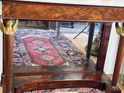 CONSOLE DI EPOCA IMPERO IMPIALLACCIATA IN MOGANO E BRONZO DORATO CON PIANO IN MARMO