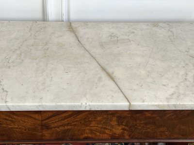 CONSOLE DI EPOCA IMPERO IMPIALLACCIATA IN MOGANO E BRONZO DORATO CON PIANO IN MARMO