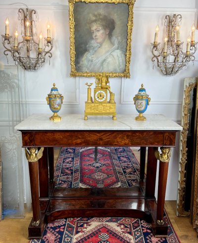 CONSOLE DI EPOCA IMPERO IMPIALLACCIATA IN MOGANO E BRONZO DORATO CON PIANO IN MARMO