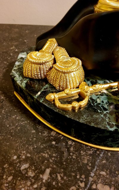 Tintenfass "Napoleon I." aus vergoldeter Bronze, patiniert und Marmor XIX.