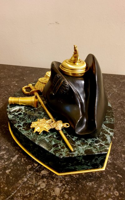 Tintenfass "Napoleon I." aus vergoldeter Bronze, patiniert und Marmor XIX.