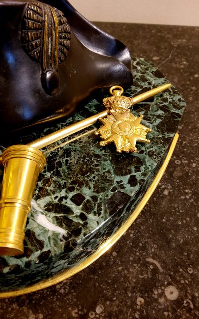 Tintenfass "Napoleon I." aus vergoldeter Bronze, patiniert und Marmor XIX.