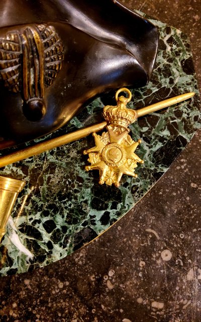 Tintenfass "Napoleon I." aus vergoldeter Bronze, patiniert und Marmor XIX.