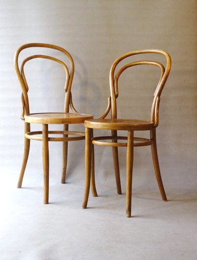 Set aus 2 Bistrostühlen mit Holzsitz , um 1925, no Thonet