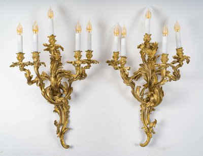 Importante coppia di appliques a cinque luci in stile Luigi XV, in bronzo cesellato e dorato, 1880-1 ca.