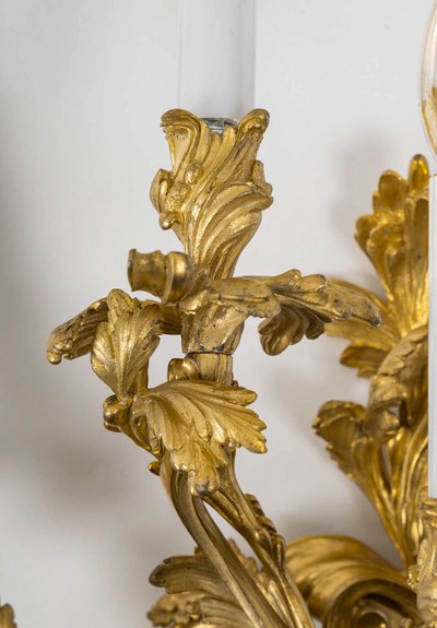 Importante coppia di appliques a cinque luci in stile Luigi XV, in bronzo cesellato e dorato, 1880-1 ca.