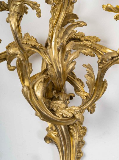 Importante coppia di appliques a cinque luci in stile Luigi XV, in bronzo cesellato e dorato, 1880-1 ca.