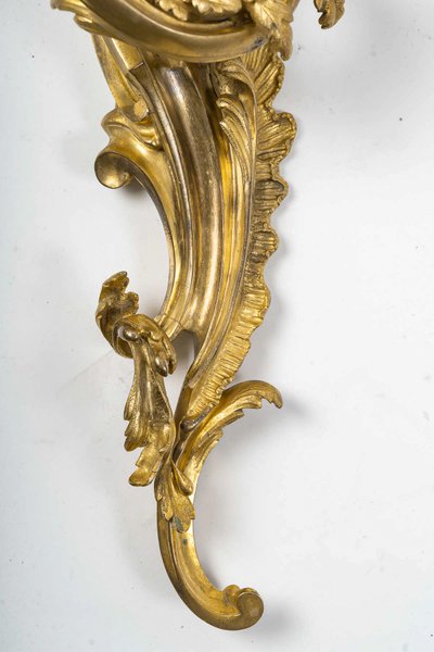 Importante coppia di appliques a cinque luci in stile Luigi XV, in bronzo cesellato e dorato, 1880-1 ca.