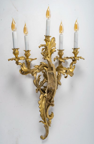 Importante coppia di appliques a cinque luci in stile Luigi XV, in bronzo cesellato e dorato, 1880-1 ca.