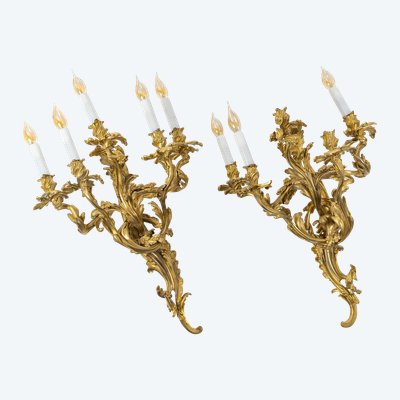 Importante coppia di appliques a cinque luci in stile Luigi XV, in bronzo cesellato e dorato, 1880-1 ca.