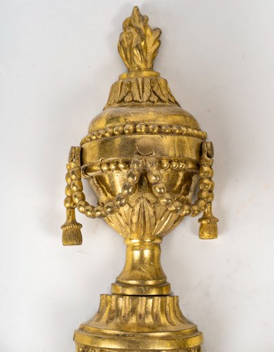 Coppia di scensori a braccio a due luci in stile Luigi XVI, cesellato e in bronzo dorato, 1830-1850 ca.
