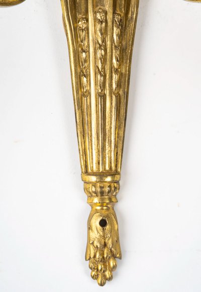 Coppia di scensori a braccio a due luci in stile Luigi XVI, cesellato e in bronzo dorato, 1830-1850 ca.