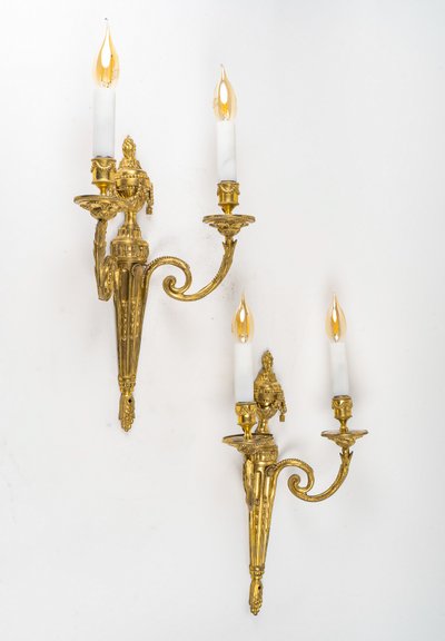 Coppia di scensori a braccio a due luci in stile Luigi XVI, cesellato e in bronzo dorato, 1830-1850 ca.