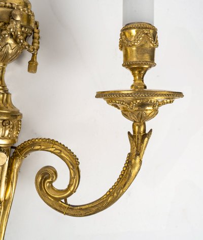 Coppia di scensori a braccio a due luci in stile Luigi XVI, cesellato e in bronzo dorato, 1830-1850 ca.