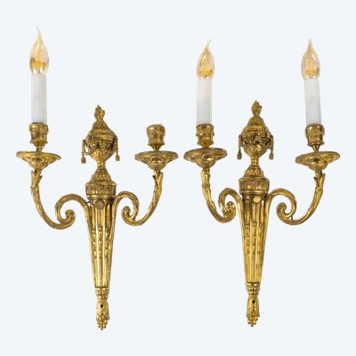 Coppia di scensori a braccio a due luci in stile Luigi XVI, cesellato e in bronzo dorato, 1830-1850 ca.