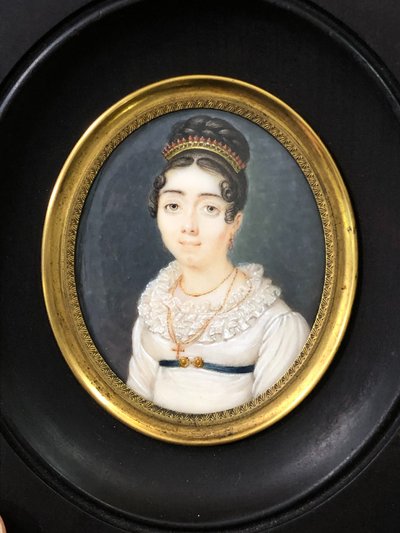 Alte gerahmte Miniatur aus der EMPIRE-Zeit Porträt einer jungen Frau mit Diadem XIX.