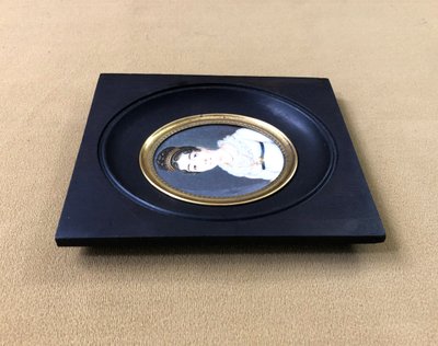 Alte gerahmte Miniatur aus der EMPIRE-Zeit Porträt einer jungen Frau mit Diadem XIX.