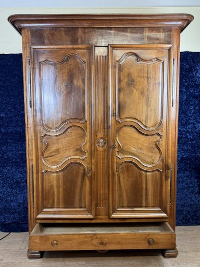 Transitional period Louis XV - Louis XVI walnut cabinet circa 1780