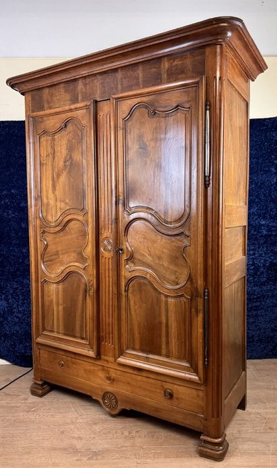 Transitional period Louis XV - Louis XVI walnut cabinet circa 1780