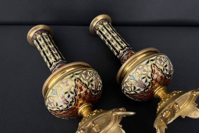 Paire de vases en bronze doré et émail champlevé – dans le goût de Barbedienne, France, XIXe siècle
