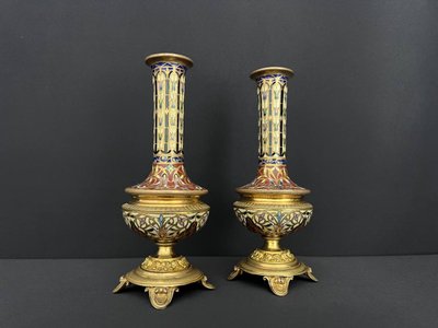 Paire de vases en bronze doré et émail champlevé – dans le goût de Barbedienne, France, XIXe siècle