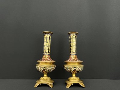 Paire de vases en bronze doré et émail champlevé – dans le goût de Barbedienne, France, XIXe siècle