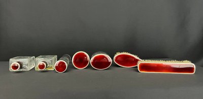 Raffiné nécessaire de toilette ancien – cristal gravé & guilloché rouge