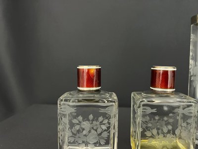 Raffiné nécessaire de toilette ancien – cristal gravé & guilloché rouge