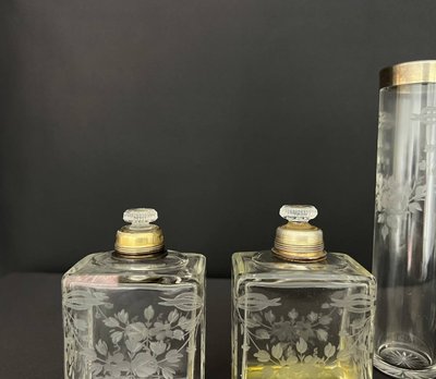 Raffiné nécessaire de toilette ancien – cristal gravé & guilloché rouge