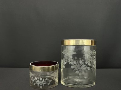 Raffiné nécessaire de toilette ancien – cristal gravé & guilloché rouge