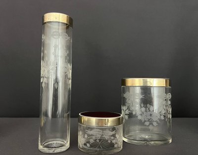 Raffiné nécessaire de toilette ancien – cristal gravé & guilloché rouge