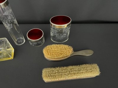 Raffiné nécessaire de toilette ancien – cristal gravé & guilloché rouge