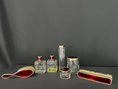 Raffiné nécessaire de toilette ancien – cristal gravé & guilloché rouge