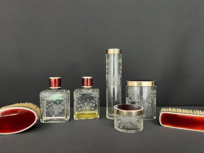 Raffiné nécessaire de toilette ancien – cristal gravé & guilloché rouge