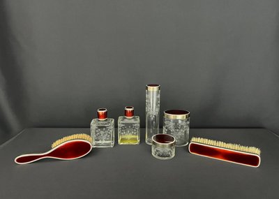 Raffiné nécessaire de toilette ancien – cristal gravé & guilloché rouge