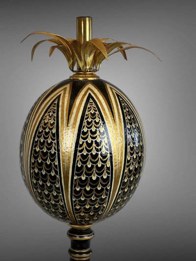 MAISON CHARLES ( im Geschmack von ) PAIRE DE LAMPES EN LAITON ET OEUF D'AUSTRUCHE
