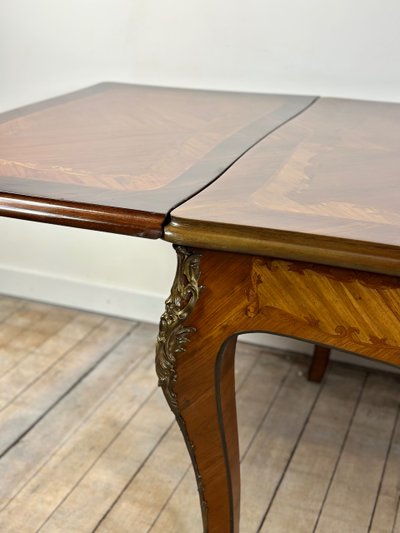 Tavolo in stile Luigi XV con intarsio e foglie in bronzo 1940