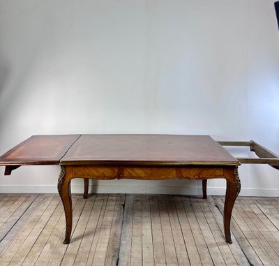 Tavolo in stile Luigi XV con intarsio e foglie in bronzo 1940
