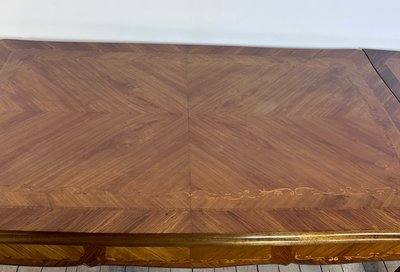 Tavolo in stile Luigi XV con intarsio e foglie in bronzo 1940