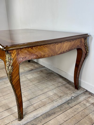 Tavolo in stile Luigi XV con intarsio e foglie in bronzo 1940