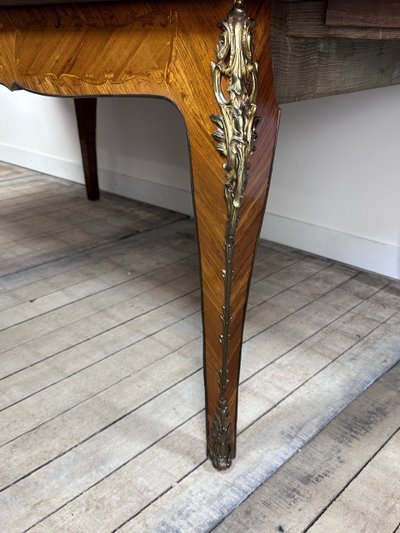 Tavolo in stile Luigi XV con intarsio e foglie in bronzo 1940