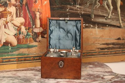 Coffret en noyer massif, nécessaire à parfum, XVIIIe siècle