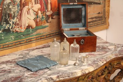 Coffret en noyer massif, nécessaire à parfum, XVIIIe siècle