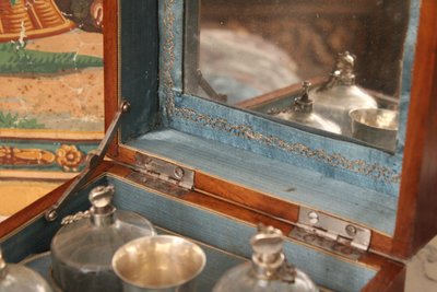 Coffret en noyer massif, nécessaire à parfum, XVIIIe siècle